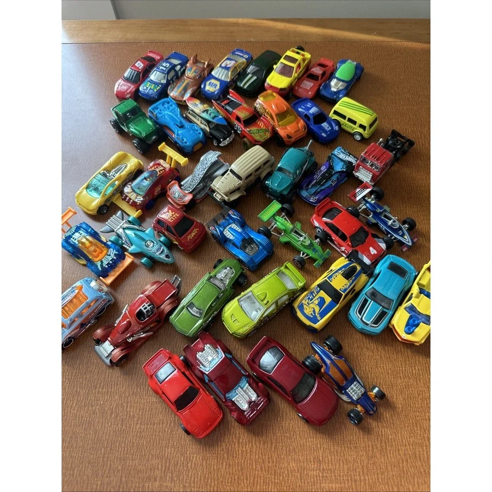 40 Toy Cars, Mixed Brands: Hotwheels, Racecars,‎ More